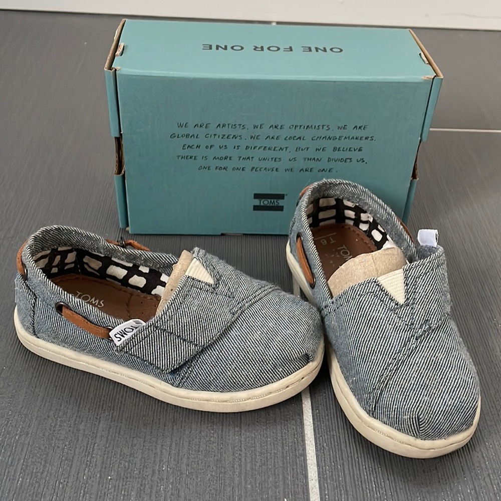 Toms Tiny Bimini Chambray Toddler Shoes; blue, size 6
